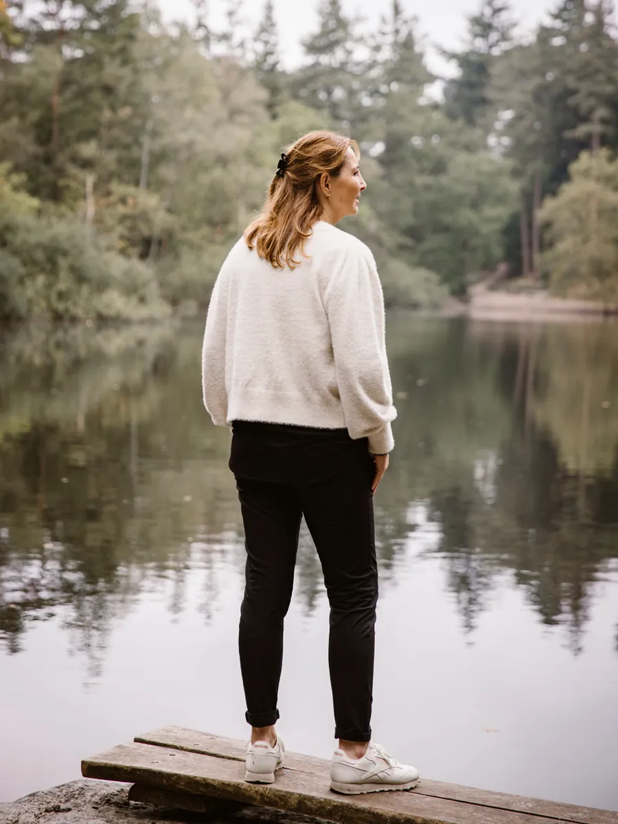 Astrid uitkijkend over het water